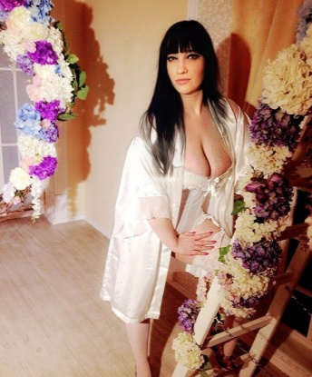 Я креативная и экспериментальная, мои услуги насыщены страстью и нежностью. Маленький кусочек райского удовольствия, который ты заслуживаешь! 🌟 За нашими закрытыми дверями открывается мир наслаждения. Я могу воплотить в жизнь самые смелые фантазии и предложить незабываемые моменты страсти. 🔥 Мои клиенты говорят обо мне только самое лучшее, и я готова подтвердить это своими фото. Ты будешь в восторге от моей красоты и опыта. 💋Позволь себе расслабиться и погрузиться в мир удовольствия с самой желанной индивидуалкой Москвы. Уверяю, что ты не пожалеешь о своем выборе. Буду ждать тебя... 🌹 15764, 36 лет